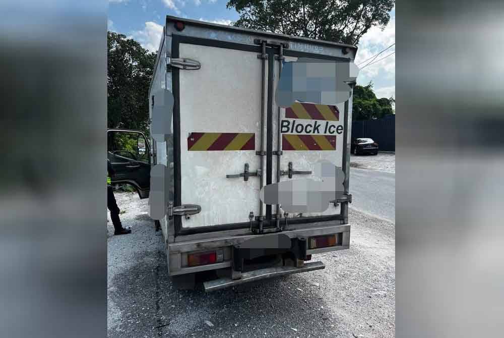 Anggota JPJ sebelum itu menahan sebuah lori ais yang dipandu seorang lelaki Bangladesh.