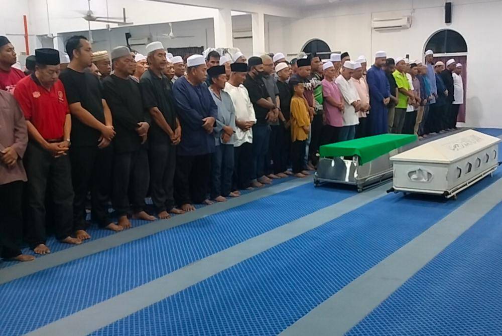 Solat jenazah dilakukan di Masjid Jamek Paya Redan, Pagoh.
