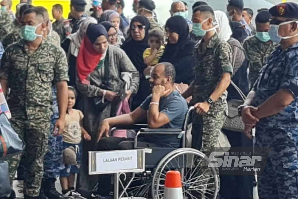 Ketibaan pesakit rakyat Palestin di Pangkalan Udara TUDM Subang di sini pada Jumaat.