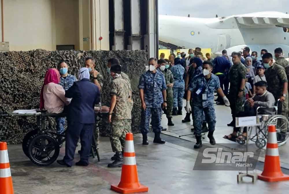 Sebaik tiba, semua pesakit dibawa ke hospital medan yang didirikan di hangar pangkalan udara berkenaan bagi saringan kesihatan.