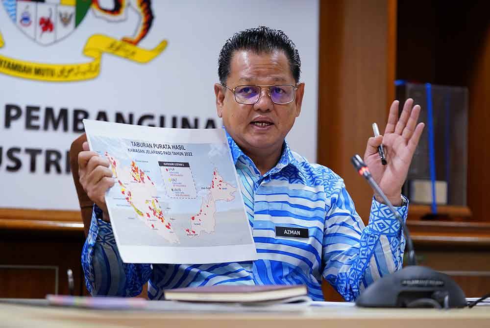 Azman menunjukkan taburan purata hasil kawasan Jelapang Padi tahun 2022 kepada pemberita ketika sesi penerangan khas, di sini pada Khamis.