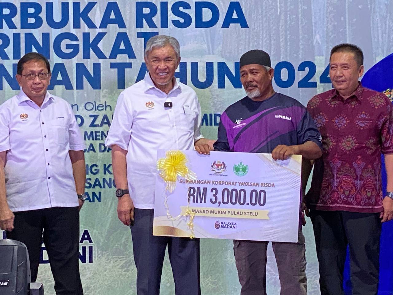 Ahmad Zahid (dua dari kiri) menyampaikan sumbangan korporat Yayasan RISDA kepada penerima semasa Hari Terbuka RISDA Peringkat Negeri Kelantan 2024.