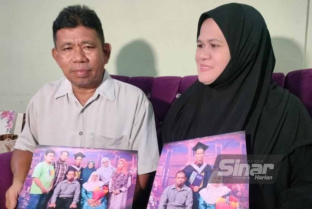 Muhamad Salleh dan isteri, Jamilah Ismail, 54, menunjukkan gambar kenangan Allahyarham Muhamad Hafiz semasa konvokesyen pada 2016.