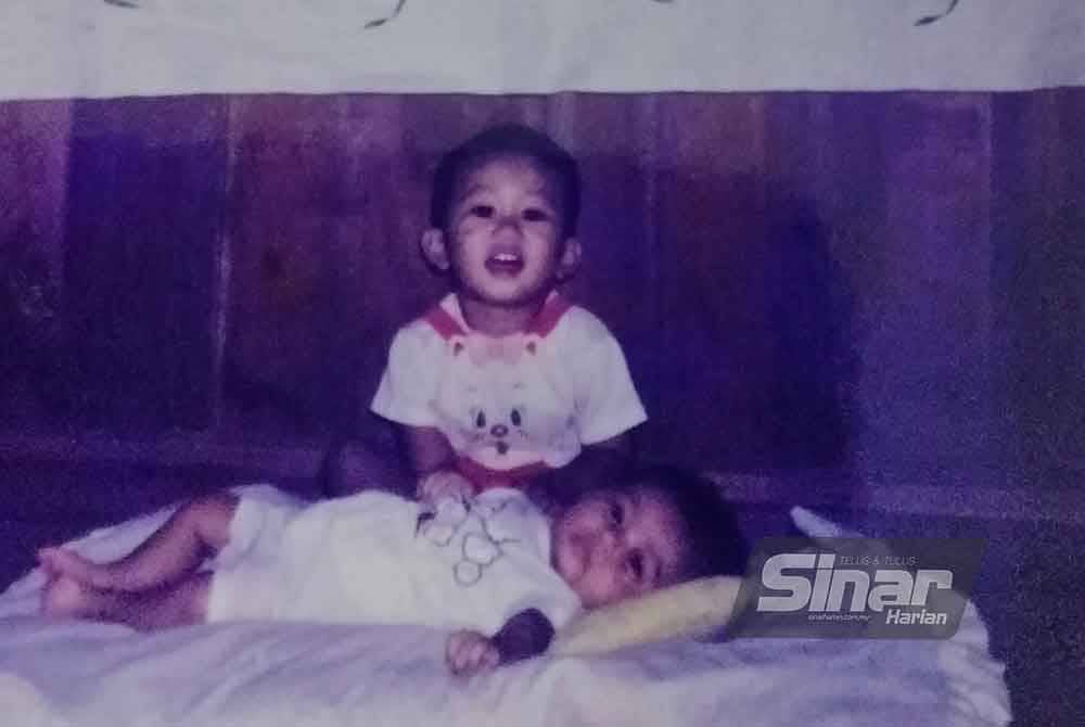 Kenangan gambar arwah Muhamad Hafiz (belakang) ketika masih kecil.