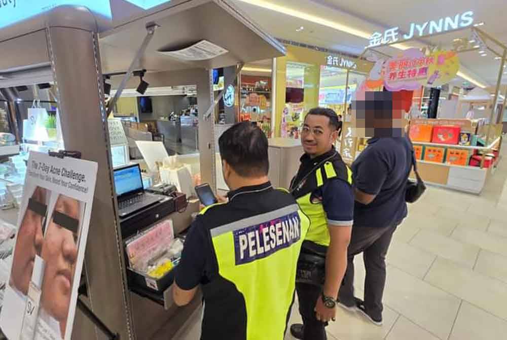 Pegawai penguat kuasa DBKL memeriksa premis di Pavilion Bukit Jalil baru-baru ini.