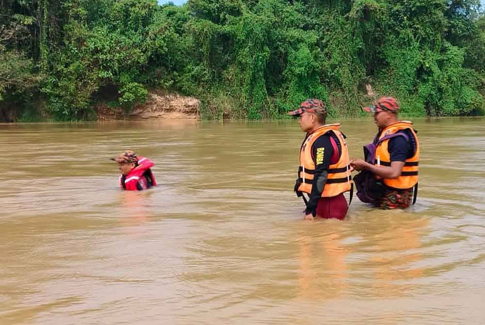 Anggota bomba melakukan pencarian pada hari kedua operasi SAR lelaki OKU yang hilang disyaki terjatuh ke Sungai Pahang di Kampung Kiambang, Gangchong di sini sejak Rabu lalu.