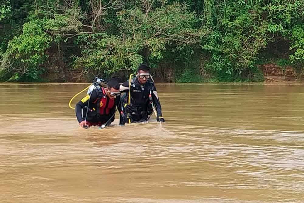 Operasi pencarian pada hari kedua turut dibantu penyelam dari Pasukan Penyelamatan Di Air (PPDA) BBP Pekan.