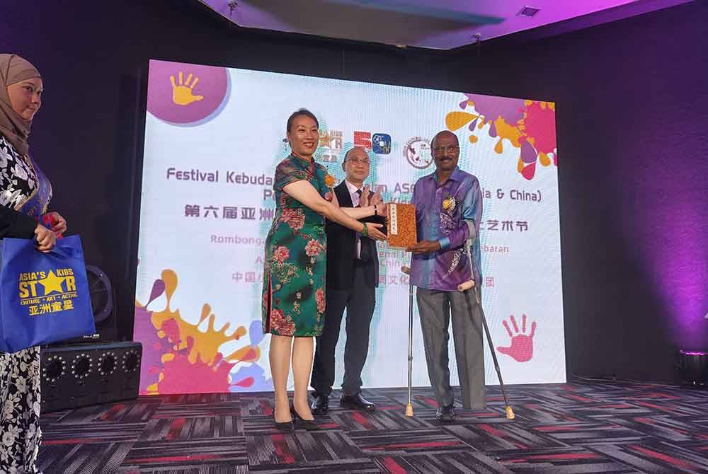 Isaiah Jacob (kanan) pada Festival Kebudayaan dan Kesenian Asean (Malaysia & China) Pertama dan Asia's Kids Star di sini pada Jumaat.