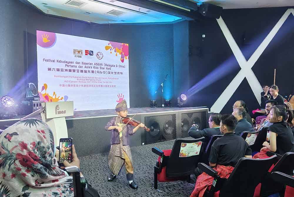 Gesekan biola daripada peserta cilik dalam program yang berlangsung pada Jumaat.