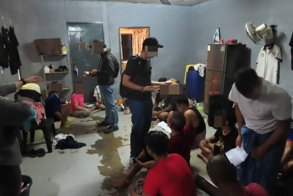 Petugas JIM memeriksa kumpulan warga asing dalam satu operasi membanteras pemerdagangan orang dan penyeludupan migran di dua buah premis restoran, di Shah Alam, Selangor pada Khamis.
Foto: JIM.