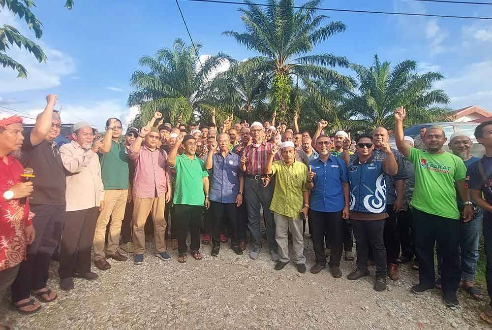 Muhyiddin bergambar bersama pengundi di Sungai Terah.