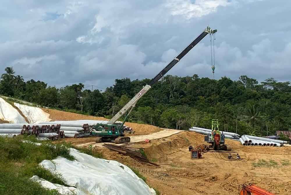 Bunyi bising jengkaut dan pelbagai mesin semakin mengganggu ketenteraman komuniti setempat.