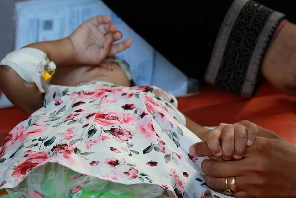 Salah seorang daripada 11 kanak-kanak penghidap barah diberi kebenaran oleh pihak berkuasa Israel untuk mendapatkan rawatan di luar Gaza. Foto AFP