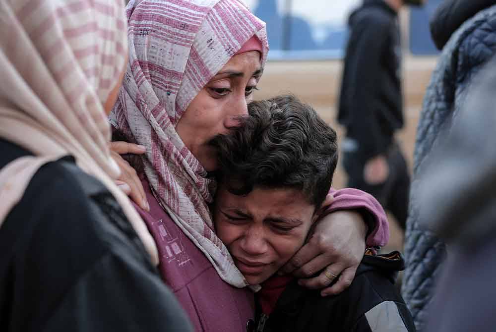 Keluarga Palestin menangisi kematian saudara mereka di Hospital Al-Aqsa Martyrs di Genting Gaza selepas Israel melancarkan serangan udara di kem Al-Mawasi, Khan Younis. Foto AFP