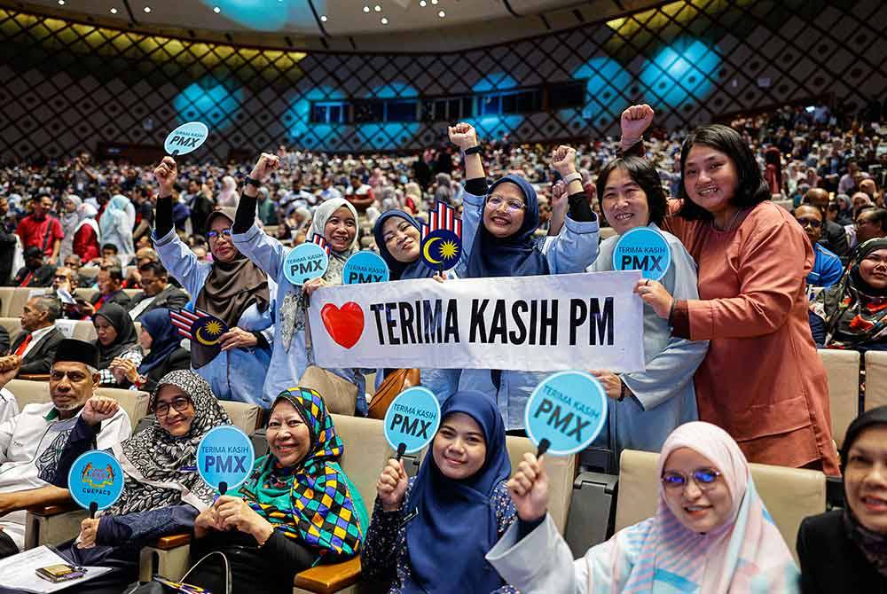 Para penjawat awam kelihatan ceria ketika hadir pada Majlis Amanat Perdana Perkhidmatan Awam (MAPPA) ke-19 di Pusat Konvensyen Antarabangsa Putrajaya (PICC) pada Jumaat. Foto Bernama