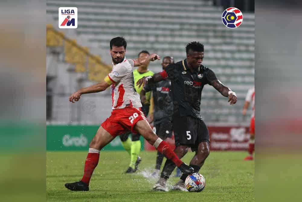 Kapten PDRM, Faith Friday Obilor bersaing dengan Josue dalam perlawanan Liga Super di Selayang. Foto: MFL