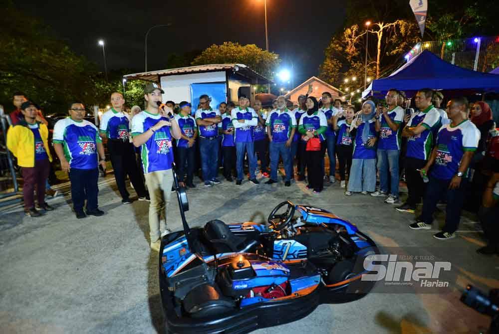 Peserta mendengar taklimat mengenai cara mengendalikan mesin jentera go kart sebelum memulakan acara.