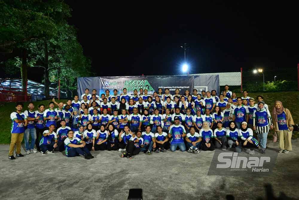 Peserta bergambar di podium sebelum acara bermula.