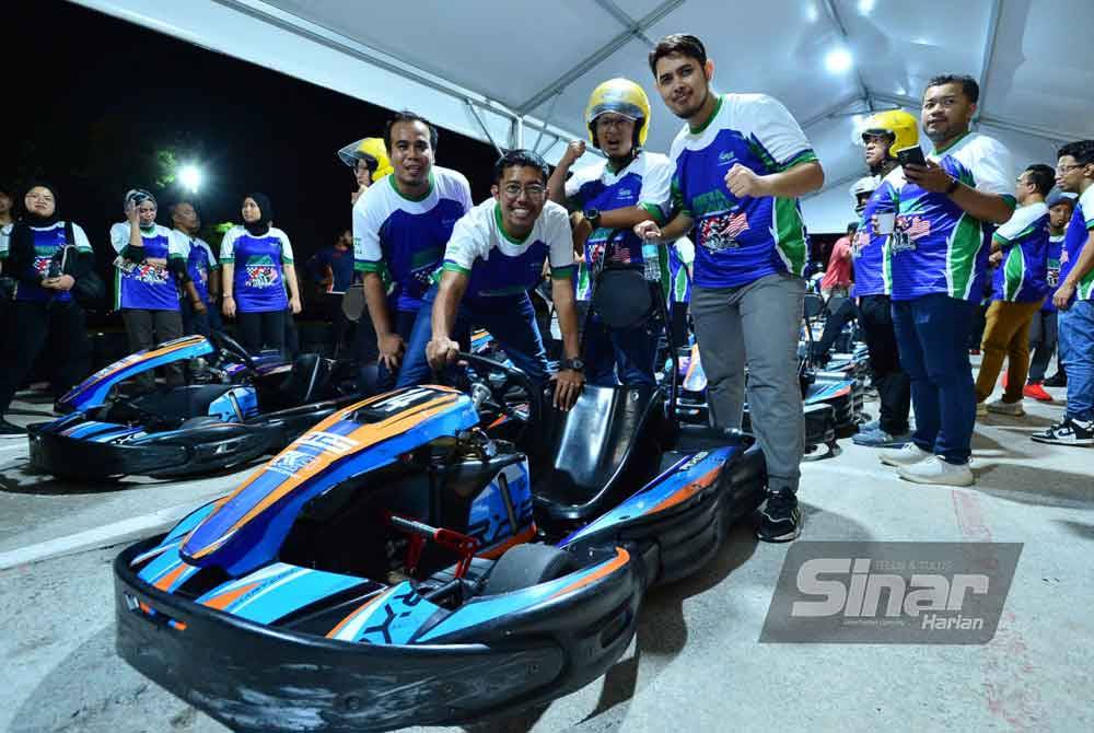 Peserta bersiap sedia untuk memulakan perlumbaan.