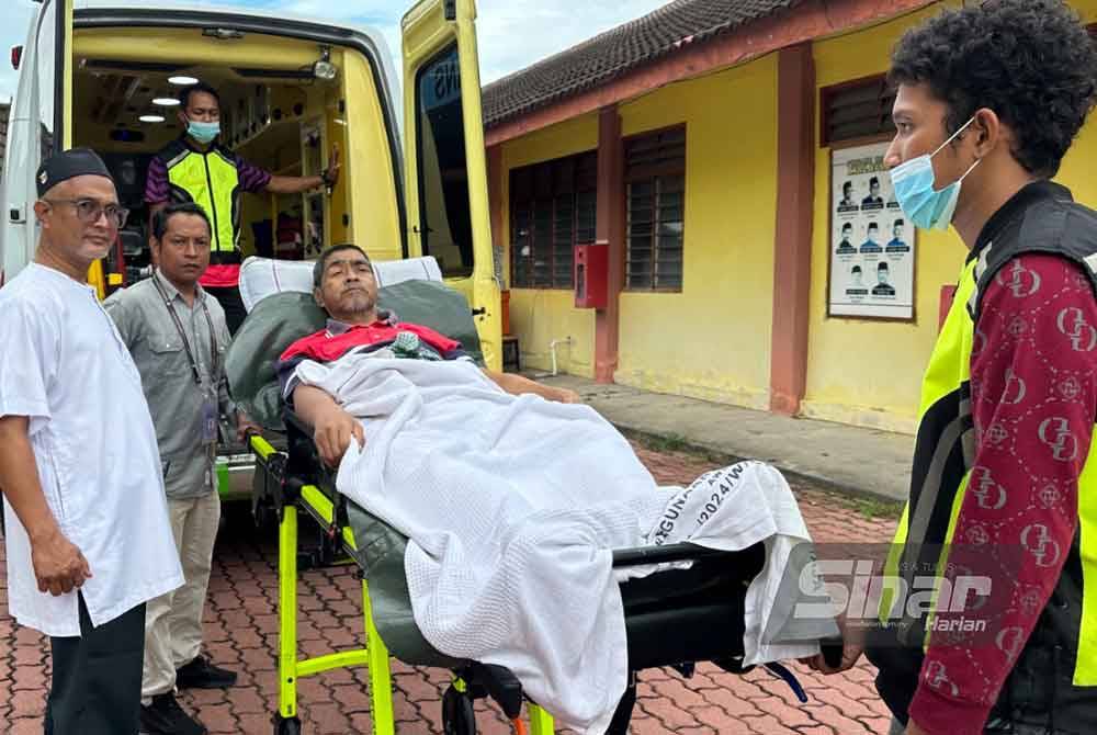 Aziz yang dibawa menggunakan ambulans di pusat mengundi SK Jeram Tekoh, Gua Musang pada Sabtu.