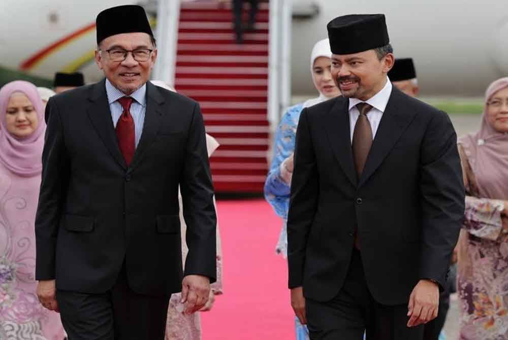 Pengiran Muda Mahkota Al-Muhtadee Billah Sultan Hassanal Bolkiah (kanan) mengadakan lawatan rasmi ke Malaysia dari 17 hingga 21 Ogos.