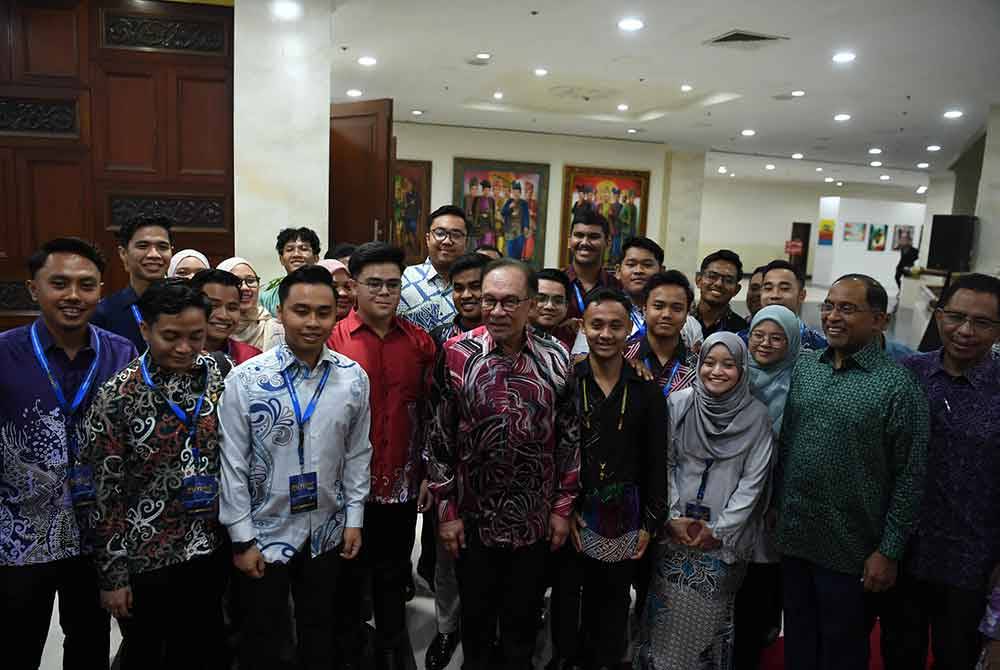 Anwar bersama mahasiswa yang hadir Majlis Makan Malam dan Perasmian Pembukaan International Young Future Leaders Summit 2024 (iFUTURE) di Kuala Lumpur pada Jumaat.