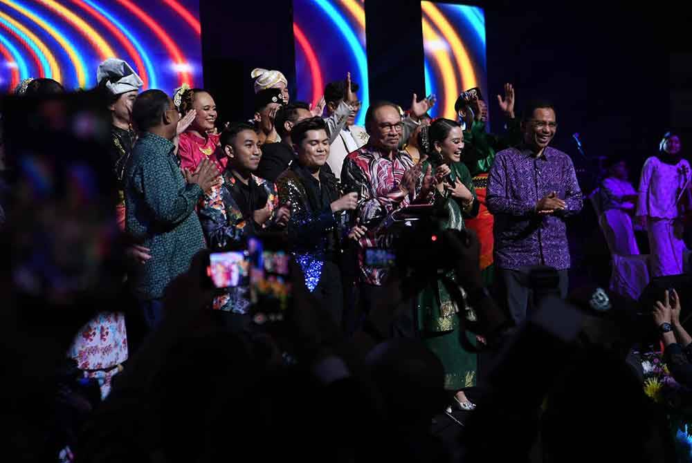 Anwar hadir merasmikan Majlis Makan Malam dan Perasmian Pembukaan International Young Future Leaders Summit 2024 (iFUTURE) di Kuala Lumpur pada Jumaat bersama Menteri Pendidikan Tinggi.