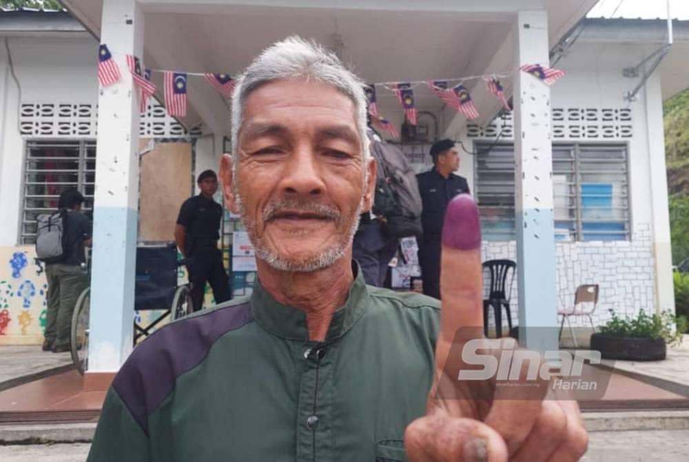 Zakaria selesai mengundi pada jam 8.05 pagi di Pusat Mengundi Tabila Sri Bakawali, Kampung Bertam Lama, Gua Musang pada Sabtu.