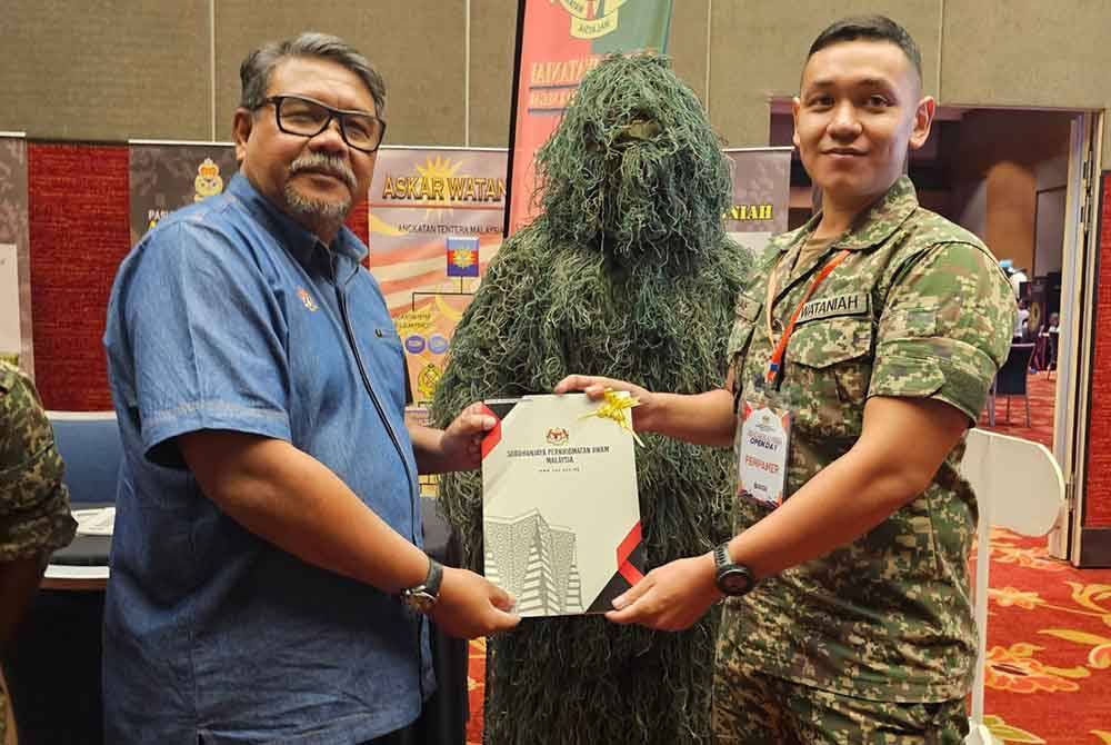 Ahmad Jailani menyerahkan sijil penyertaan kepada wakil reruai Rejimen Askar Wataniah pada Program Hari Terbuka SPA@Perak 2024 di Pusat Konvensyen Ipoh pada Sabtu.