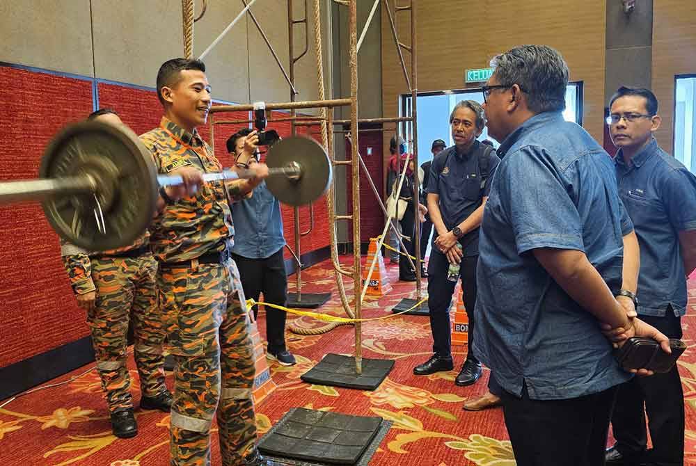 Ahmad Jailani melihat antara ujian yang disediakan oleh Jabatan Bomba dan Penyelamat Malaysia (JBPM) pada Program Hari Terbuka SPA@Perak 2024 di Pusat Konvensyen Ipoh.