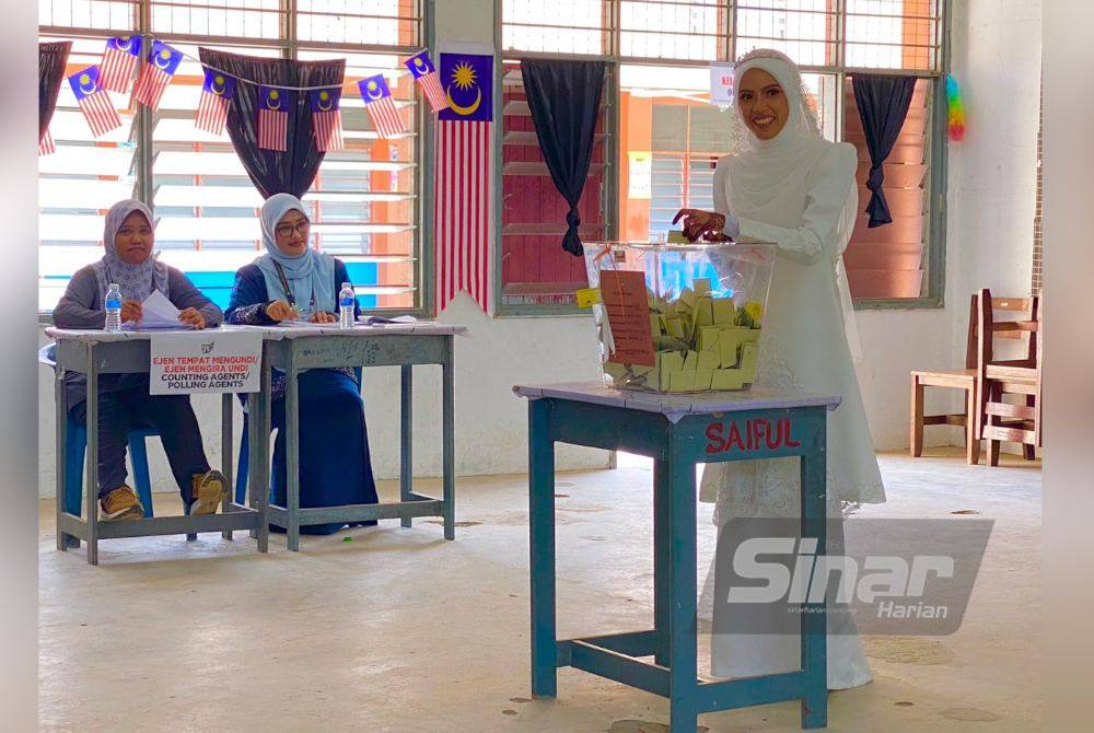 Atikah membuang undi di PDM SMK Sungai Asap, Gua Musang pada Sabtu.