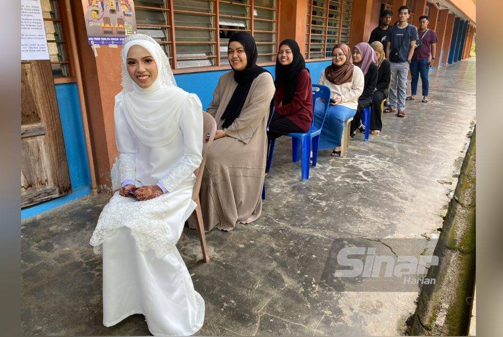 Atikah menunggu giliran untuk menjalankan tanggungjawab sebagai pengundi sempena PRK Nenggiri pada Sabtu.