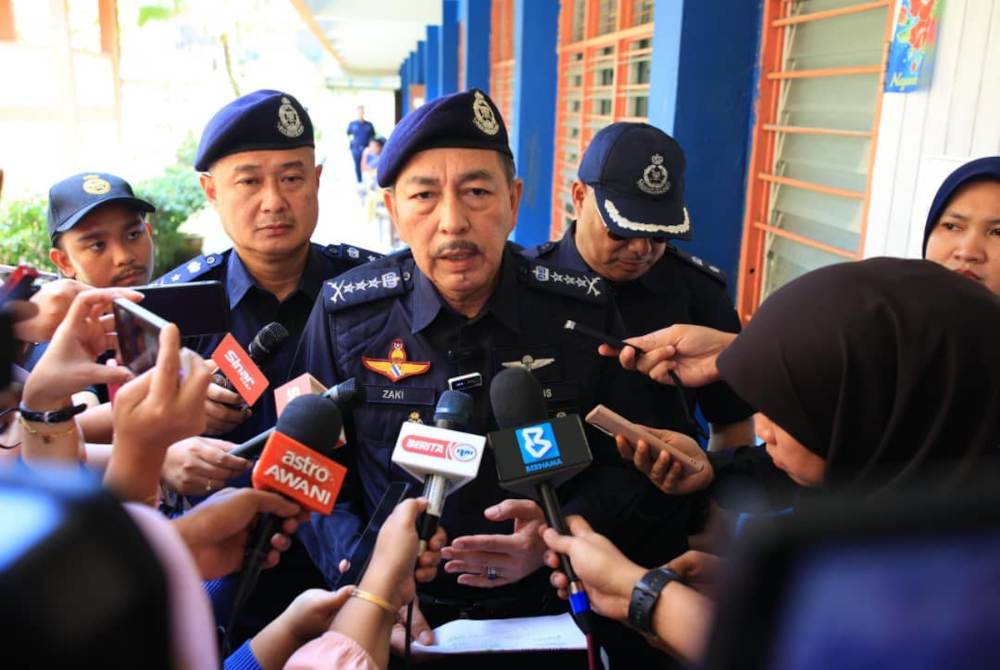 Muhamad Zaki (tengah) semasa sidang akhbar di PDM SMK Sungai Asap, Gua Musang pada Sabtu.