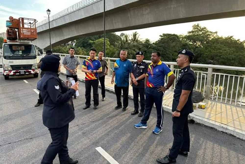 Hussein (dua dari kanan) diberikan taklimat oleh pegawai bertugas dekat Jambatan Kota, Sungai Klang pada Jumaat.