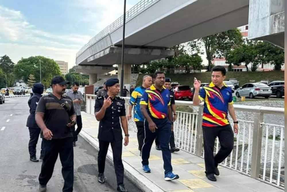 Hussein (dua dari kanan) turun meninjau sendiri lokasi dipercayai kali terakhir Nidza Afham berada di Jambatan Kota dekat Sungai Klang pada Jumaat.