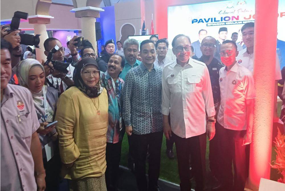 Anwar (dua dari kanan) pada Program Madani Rakyat Zon Selatan 2024 di Dataran Universiti Teknologi Malaysia (UTM) pada Sabtu.