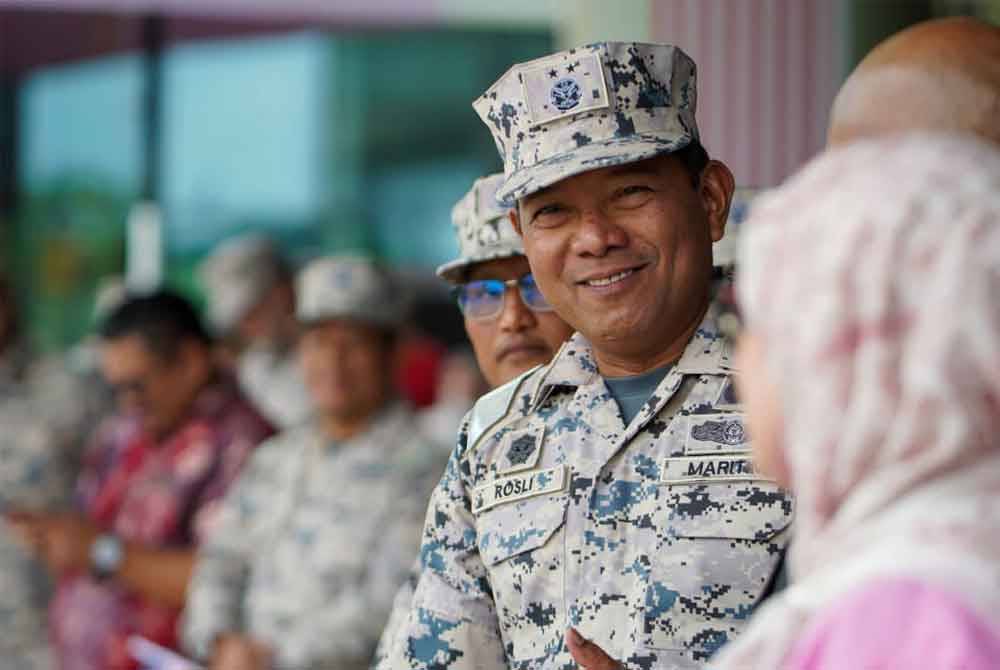 Rosli (dua, kanan) ketika hadir dalam Program Maritim Malaysia Jiwa Merdeka di Putrajaya pada Sabtu.