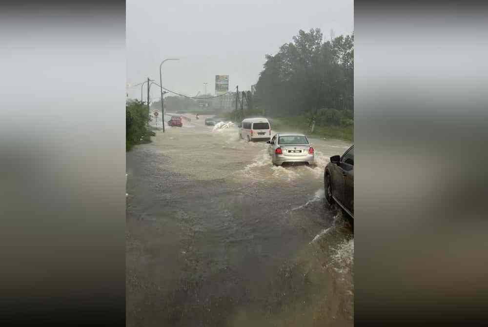 Banjir kilat di Jalan Batu Arang. Foto: Facebook Batu Arang.