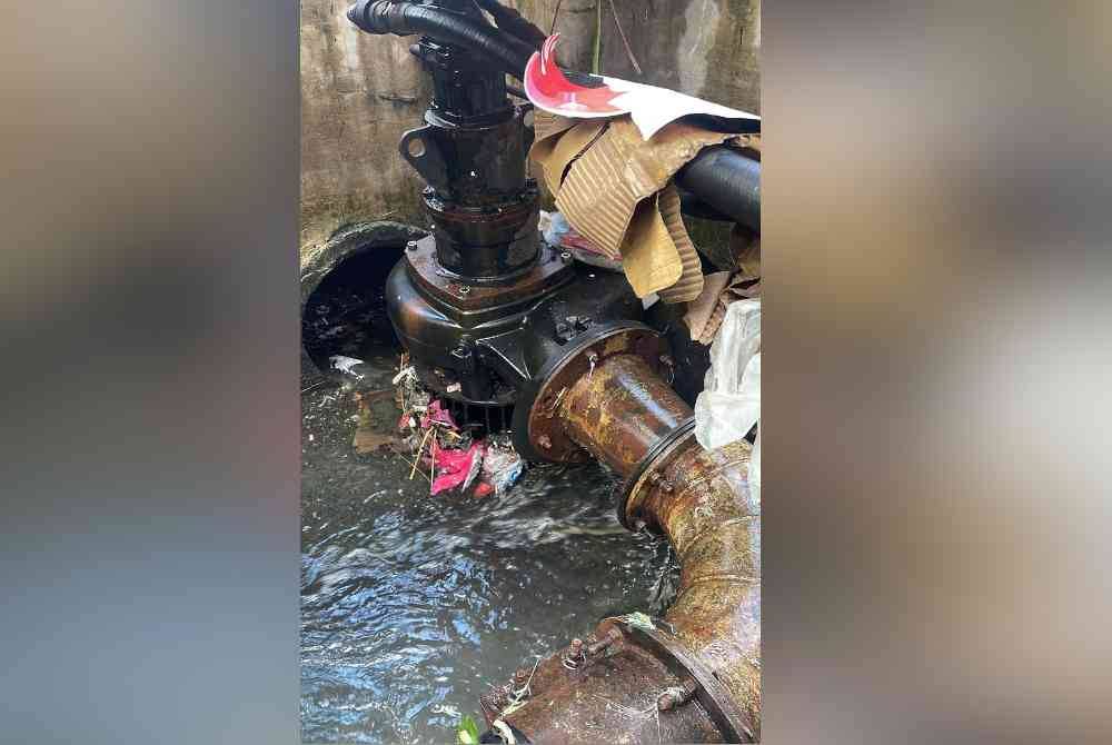 Keadaan longkang di Jalan Maxwell Rawang selepas banjir surut.