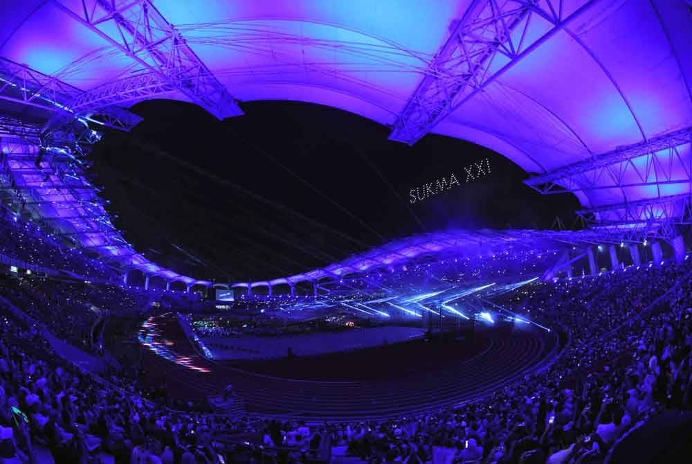Formasi dron membentuk perkataan Sukma XXI di ruang udara Stadium Sarawak semasa upacara perasmian temasya Sukan Malaysia (Sukma) Sarawak 2024 malam ini. Foto Bernama