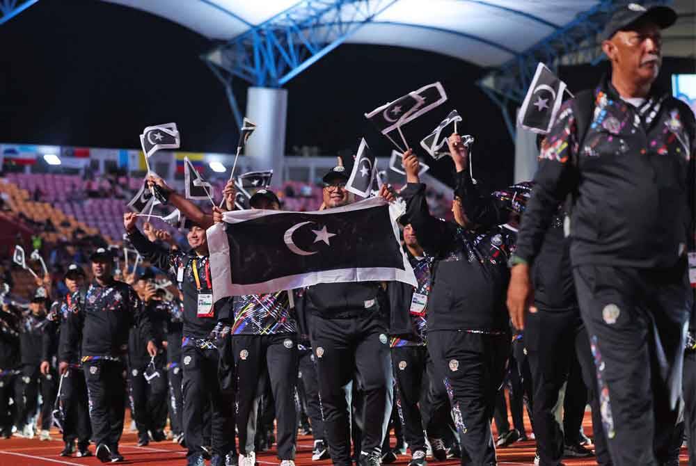 Kontijen negeri Terengganu memasuki stadium semasa upacara perasmian temasya Sukan Malaysia (Sukma) Sarawak 2024 di Stadium Sarawak malam ini. Foto Bernama