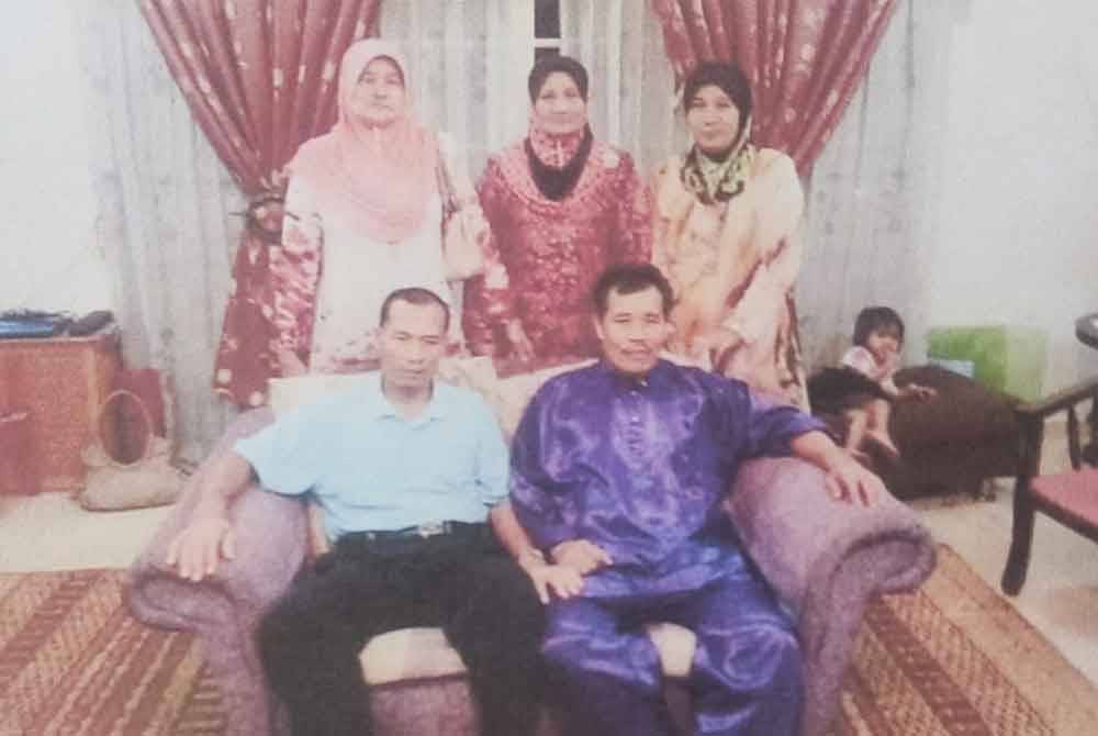 Zainol (duduk, kiri) meninggal dunia dalam tragedi kepala air Gunung Jerai dan Abdullah (duduk kanan) pula terselamat namun meninggal dunia enam bulan selepas itu.