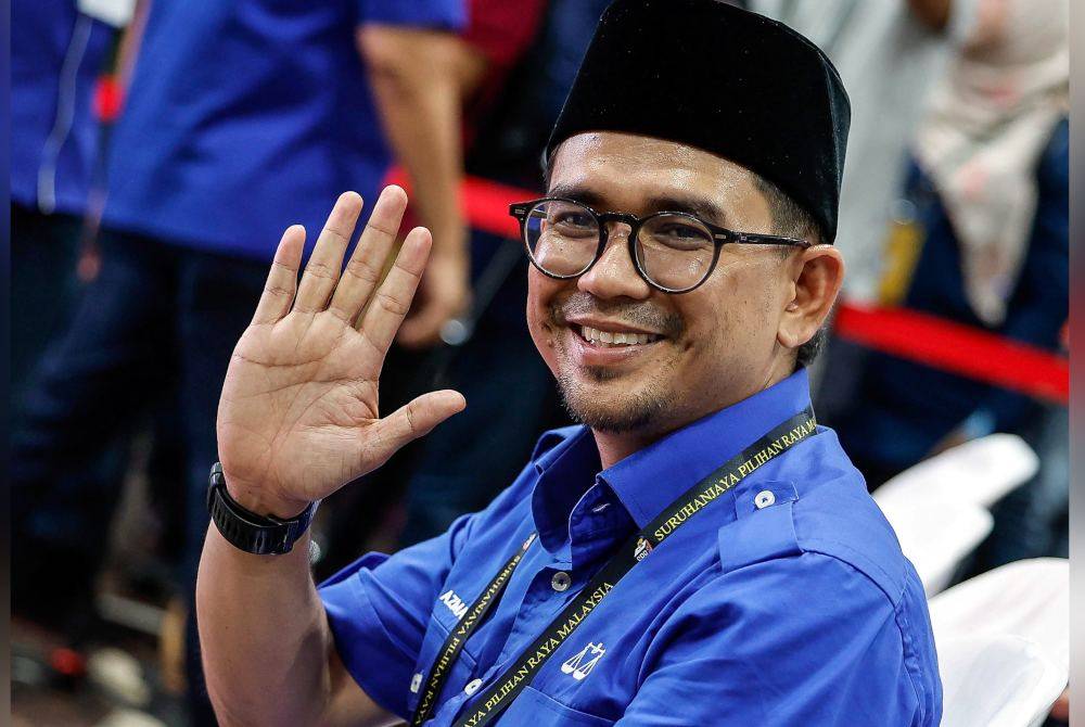 Mohd Azmawi Fikri diisytiharkan sebagai pemenang bagi PRK DUN Nenggiri. Foto Bernama