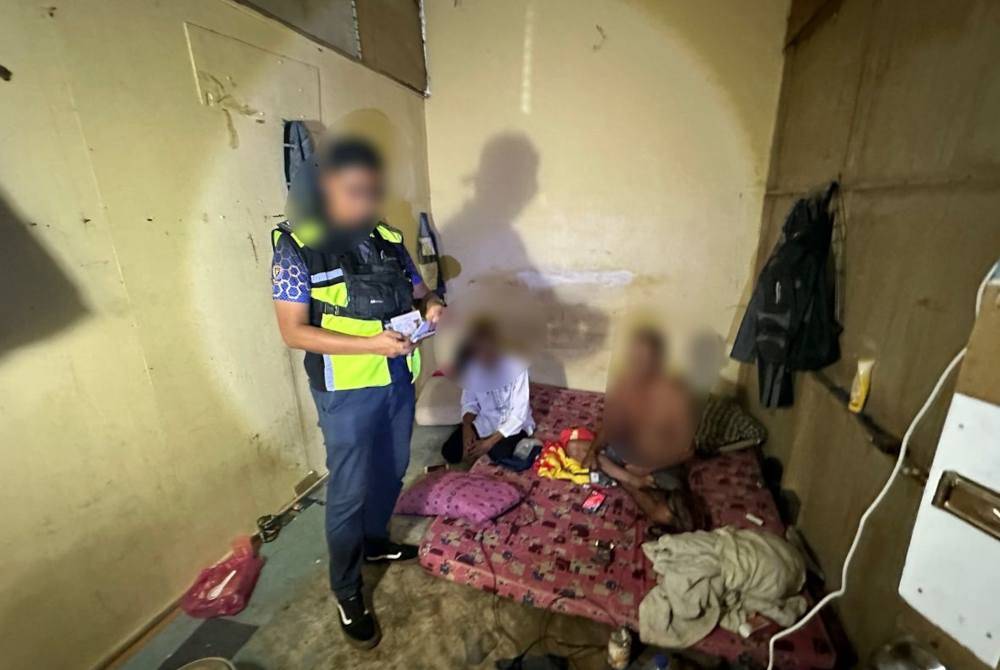 Pegawai JIM Johor memeriksa dokumen warga asing dalam serbuan berkenaan. Foto JIM negeri Johor