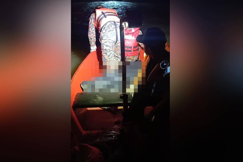 Anggota bomba membawa naik mayat mangsa sebelum diserahkan kepada pihak polis.