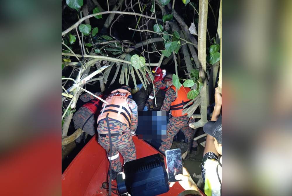 Anggota bomba membantu mengangkat mayat mangsa yang berjaya ditemui sebelum diserahkan kepada pihak polis untuk tindakan lanjut.