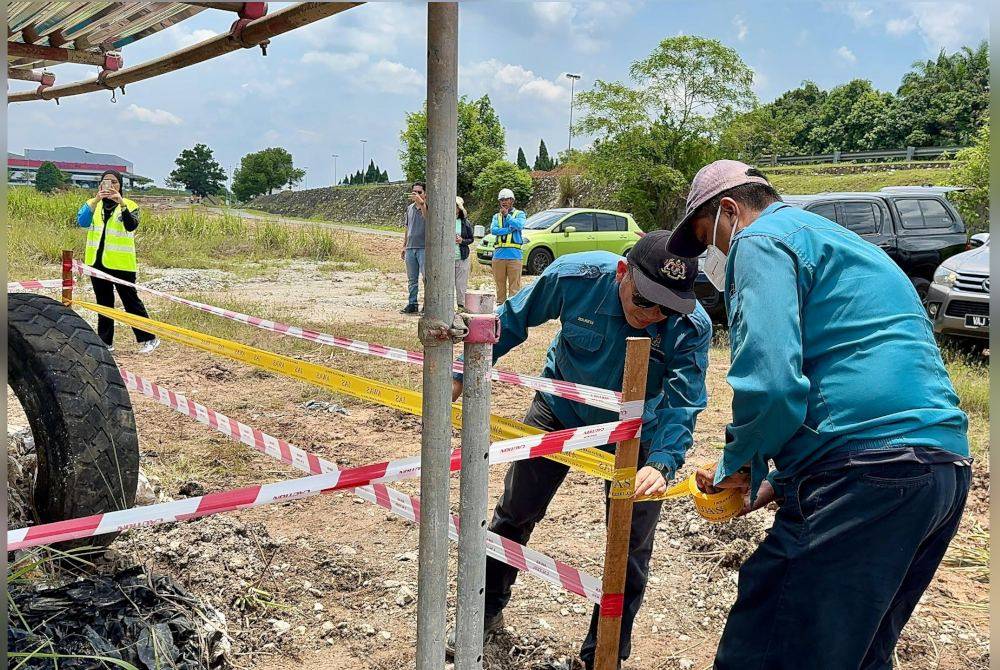Kakitangan JAS membuat pemeriksaan ke atas aduan penemuan bahan buangan disyaki sarung tangan getah. Foto JAS