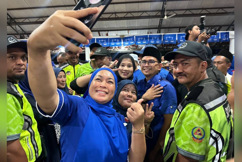 Penyokong berswafoto dengan Mohd Azmawi (dua dari kanan) di Balai Rakyat Bukit Cekati, Gua Musang.