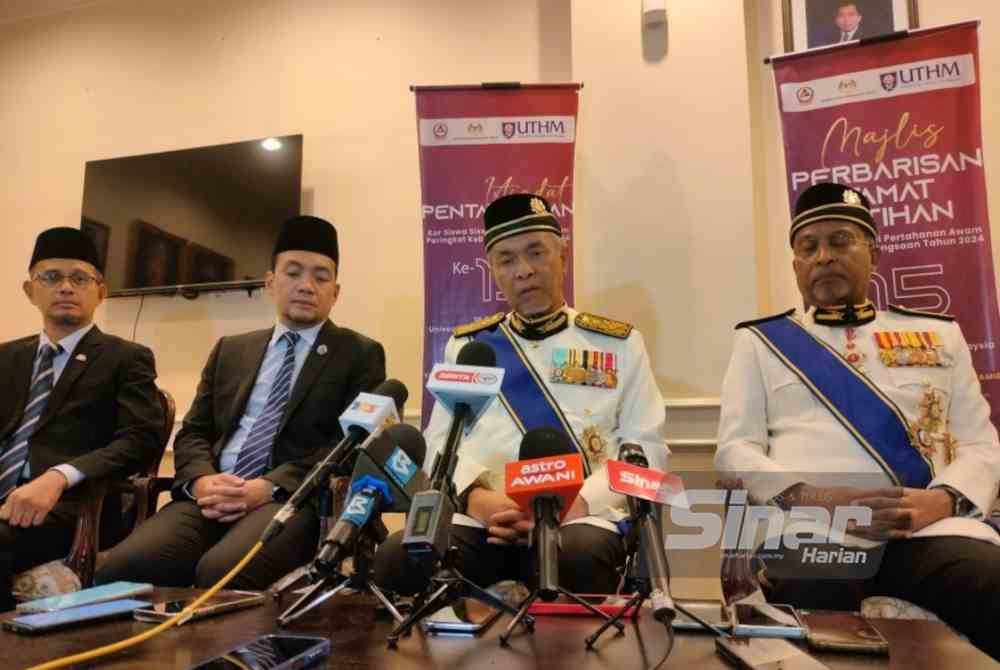 Ahmad Zahir (dua kanan) sempena Istiadat Pentauliahan ke -15 Kor Siswa Siswi Pertahanan Awam Peringkat Kebangsaan 2024 di UTHM Batu Pahat, pada Ahad.