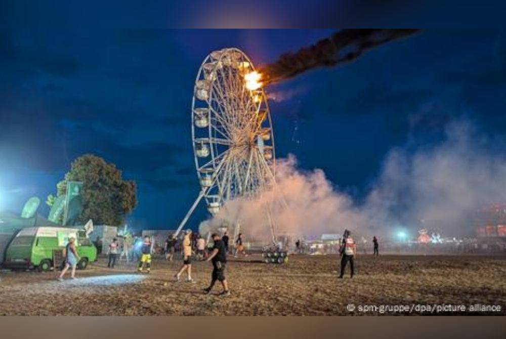 Roda Ferris di Festival Highfield berhampiran bandar Leipzig di timur Jerman terbakar pada Sabtu. Foto Agensi